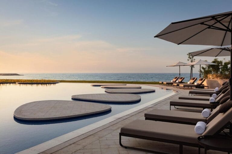 The St. Regis Al Mouj Muscat Resort,Maskat,Wycieczki do Maskatu korzystając z oferty hotelu St. Regis,to idealny pomysł dla miłośników sportów wodnych,Odpocznij w stolicy Omanu korzystając z udogodnień i otoczenia hotelu The St. Regis Al Mouj Muscat Resort