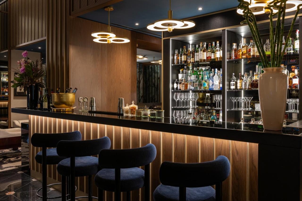 przykładowe zdjęcie baru nocą z podświetleniem i ofertą barową Umiltà 36