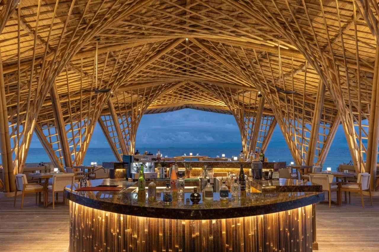 photo of the restaurant and bar with access to the beach