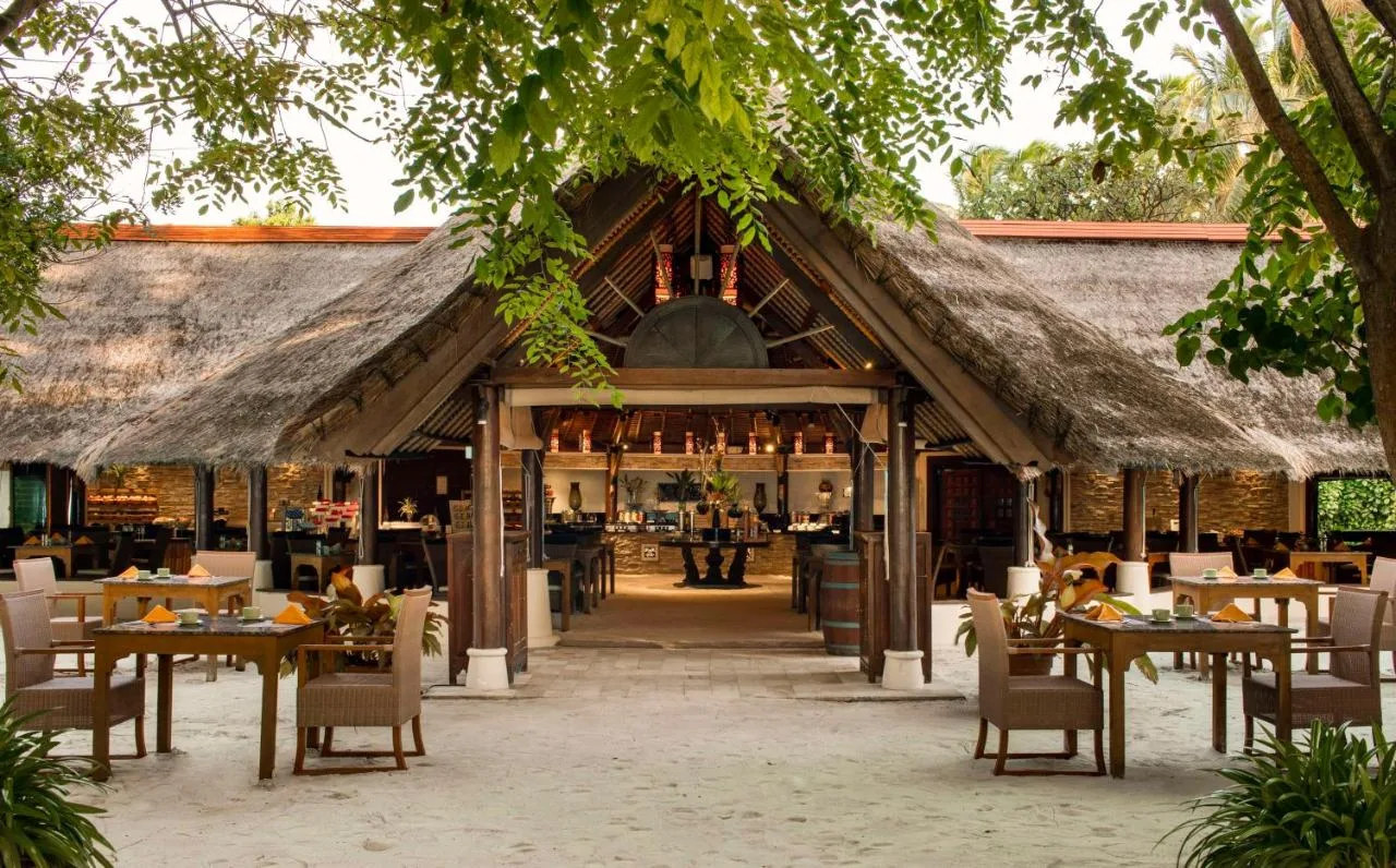 photo of the restaurant and bar with access to the beach