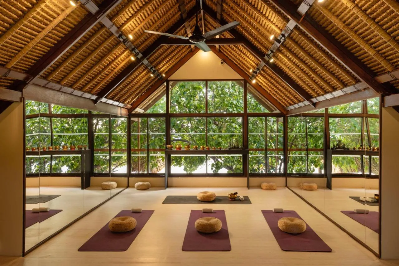 a place for meditation, a glass room with a high ceiling,