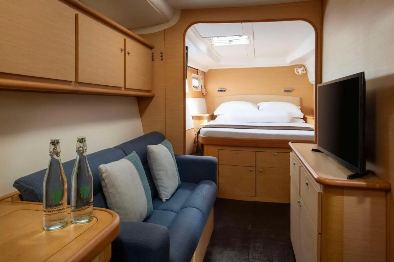 the equipment of the holiday apartment in the photo shows a sofa, TV, cabinets and a bed