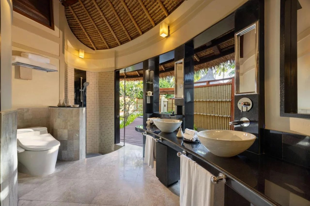 sample bathroom banyan tree vabbinfaru