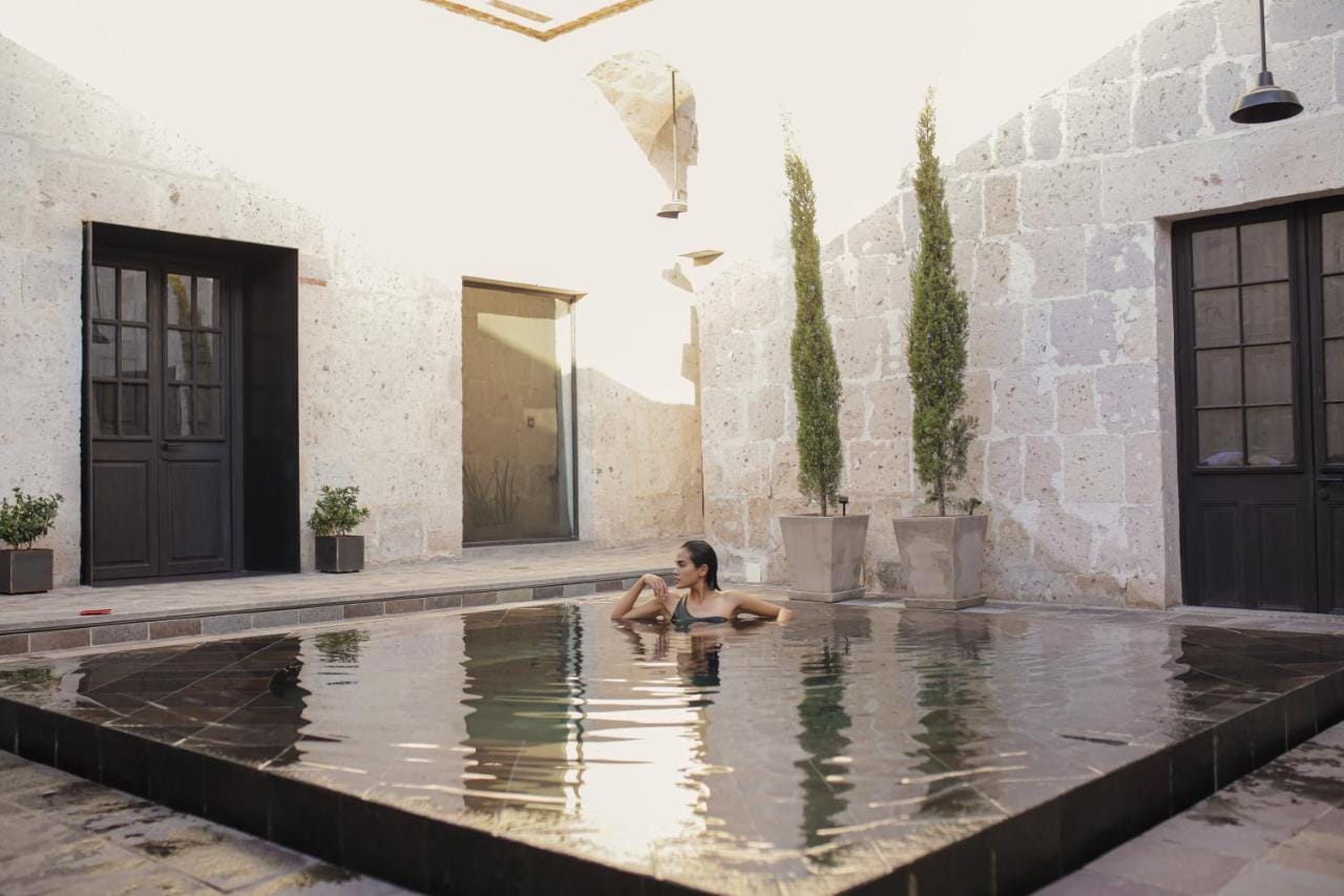 cirqa – relais & châteaux, arequipa, peru kobieta w basenie zewnętrznym