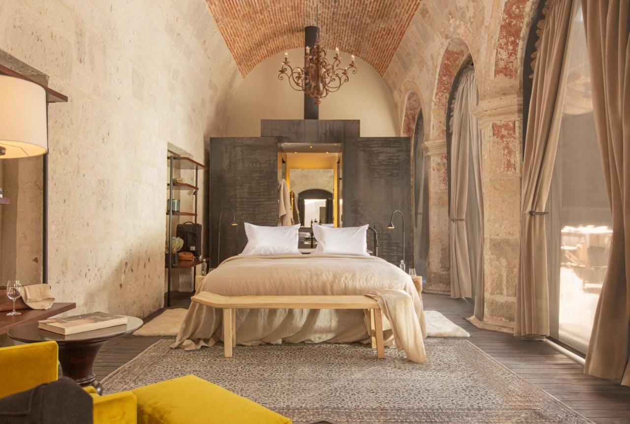 zdjęcie przedstawia sypialnię urządzoną w nowoczesnym stylu z zachowaniem elementów kultury PERU - cirqa – relais & châteaux, arequipa, peru -