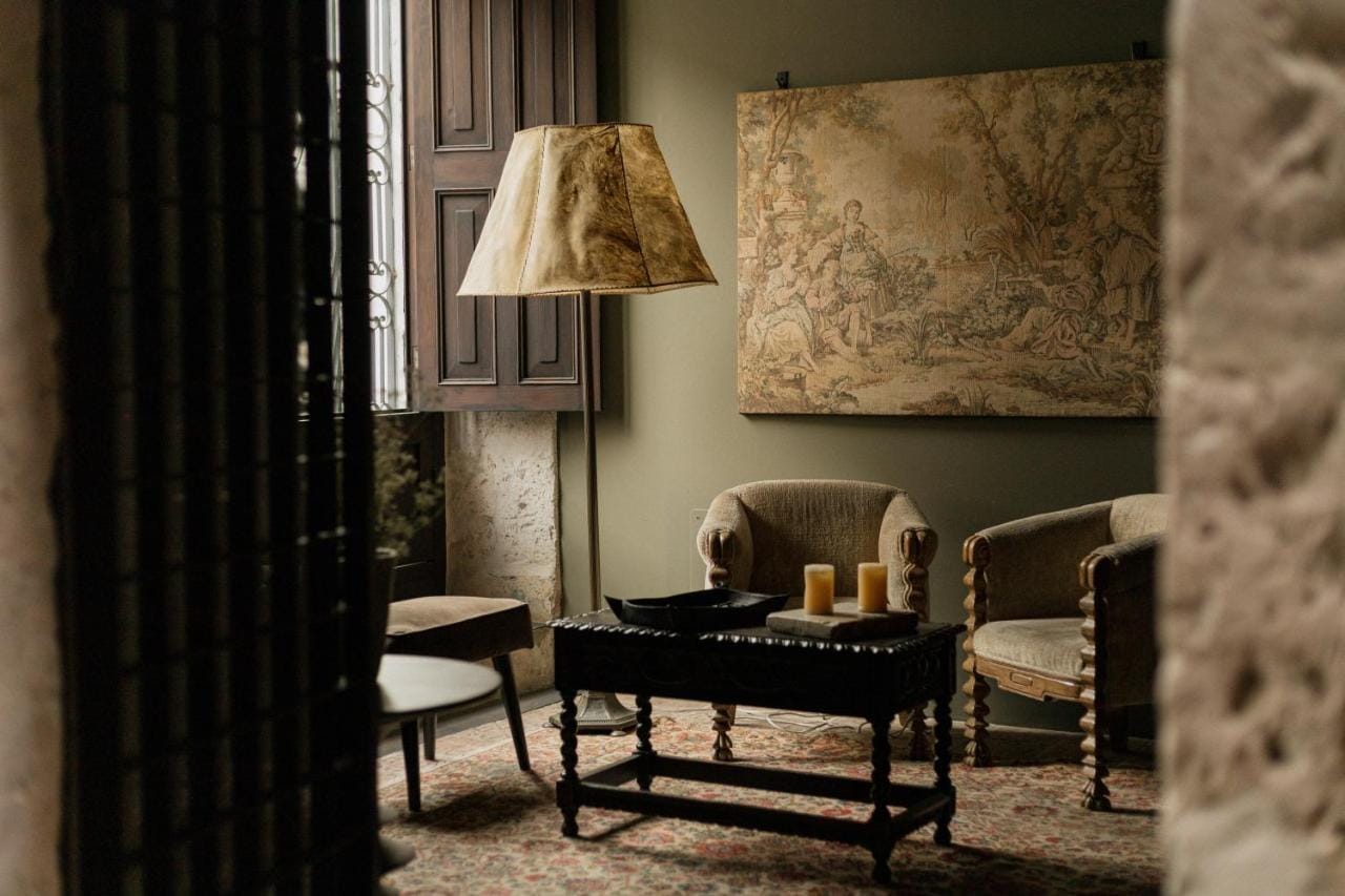 przykładowy salon- duża klasyczna lampa,stojąca, zielony fotel