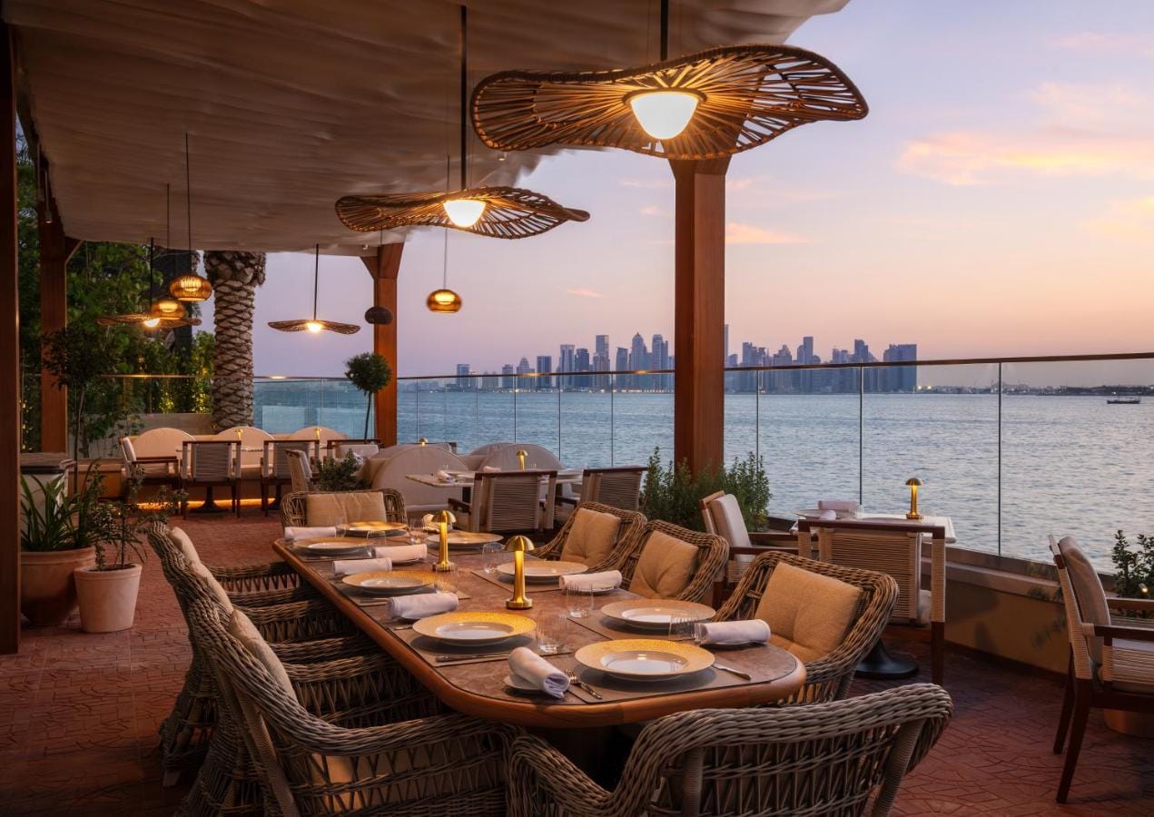 restauracja na zewnątrz w four seasons resort and residences at the pearl qatar