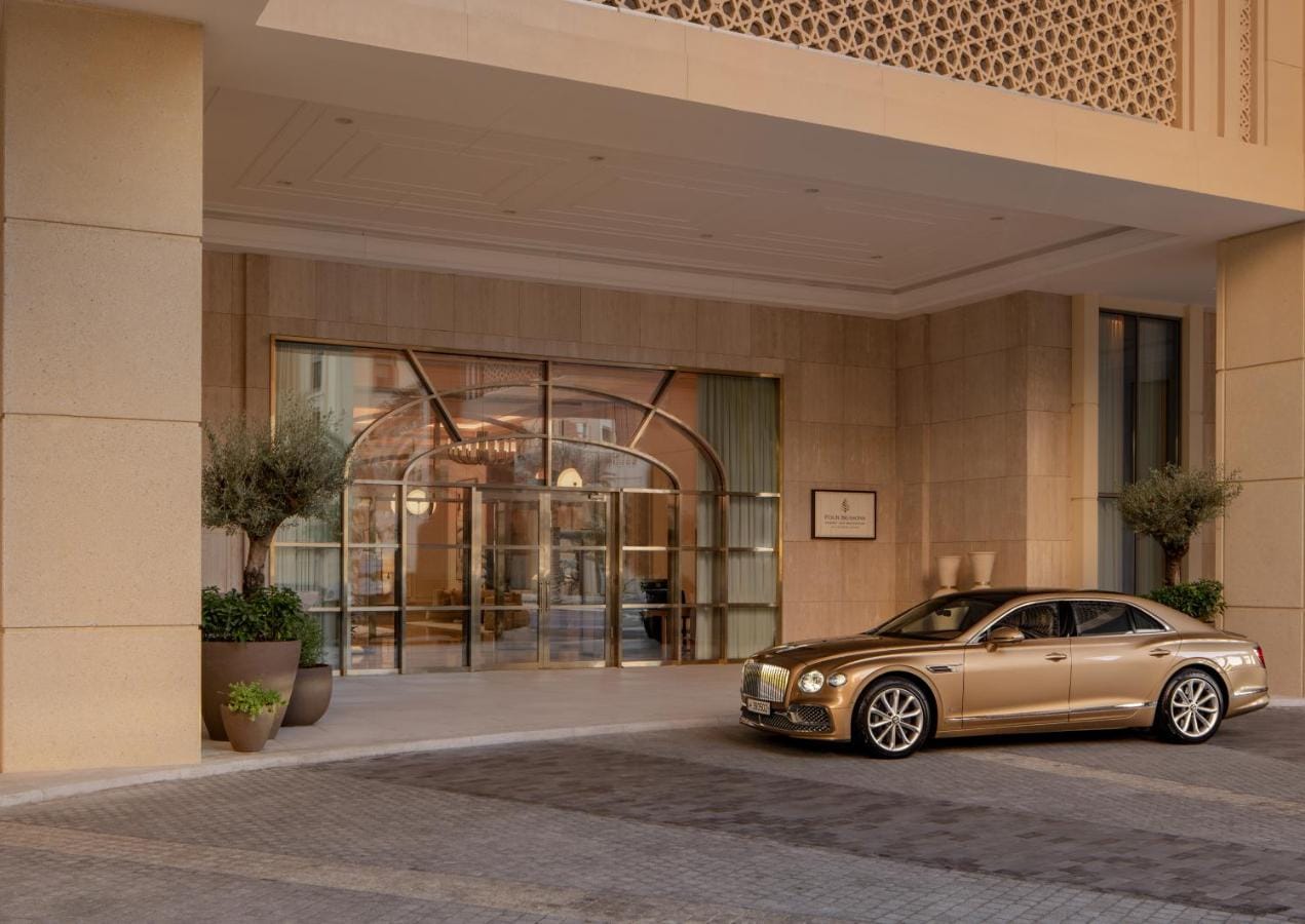 wejście do hotelu four seasons resort and residences at the pearl qatar, przy wejściu stoi mercedes