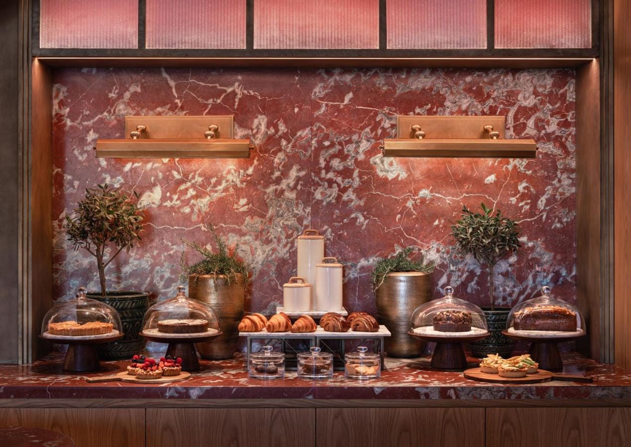 przykładowe śniadanie prezentujące croissanty i ciasta w four seasons resort and residences at the pearl qatar