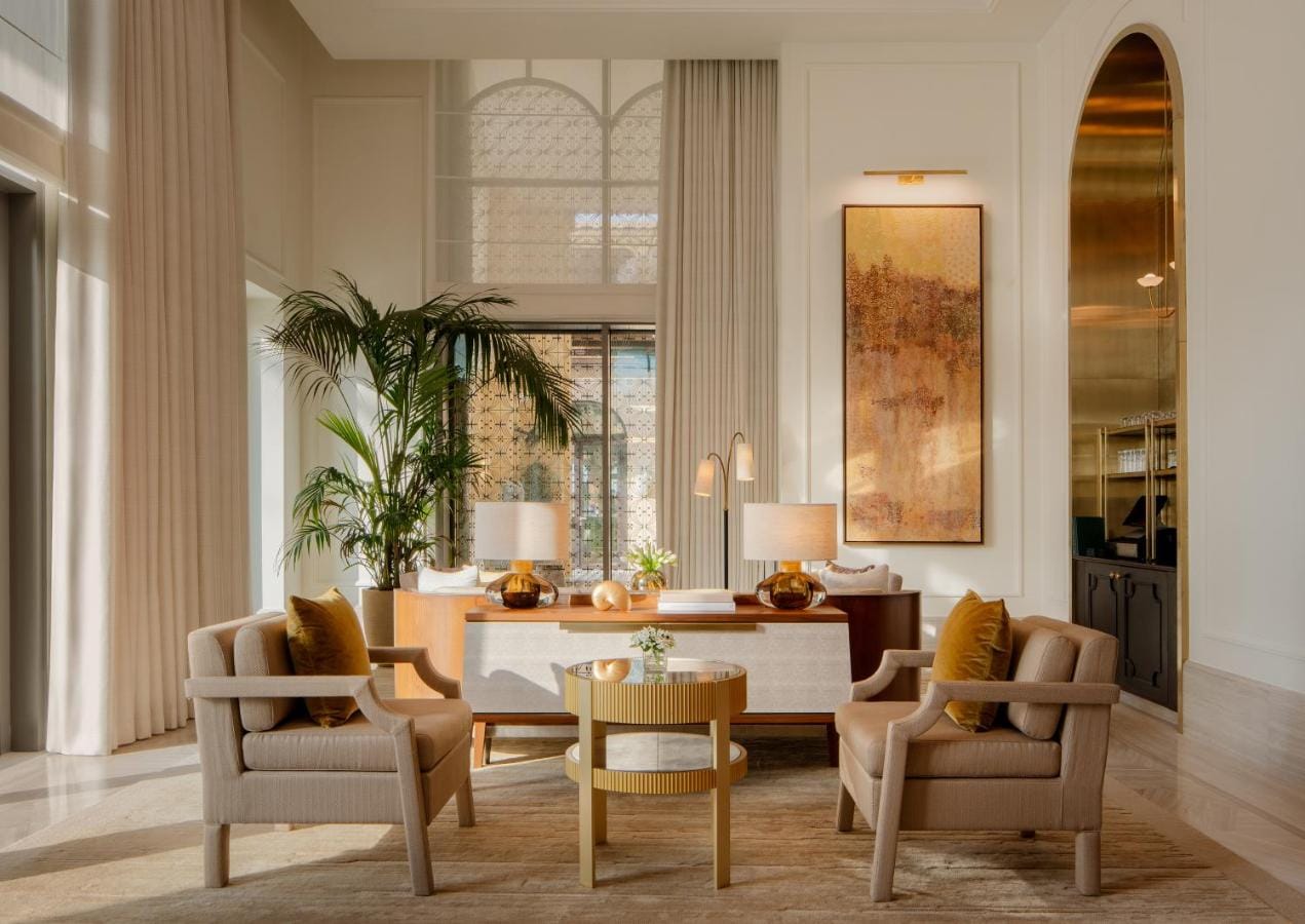 salon w jedynym z apartamentów four seasons resort and residences at the pearl qatar z przestronnymi miejscami do odpoczynku w beżowych odcieniach