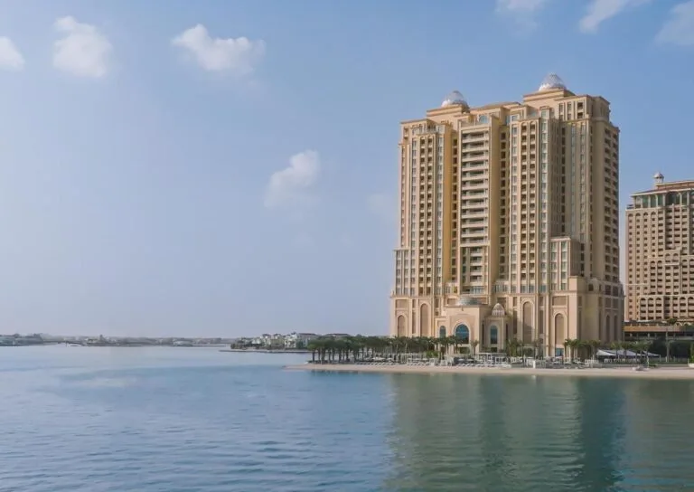 widok na hotel od strony wody Four Seasons Resort and Residences at The Pearl