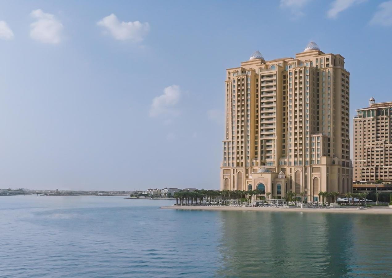 widok na hotel od strony wody Four Seasons Resort and Residences at The Pearl