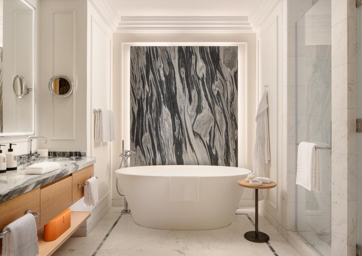 four seasons resort and residences at the pearl qatar - zdjecie przedstawia łazienkę w hotelu w jasnych odcieniach z dużą wanną