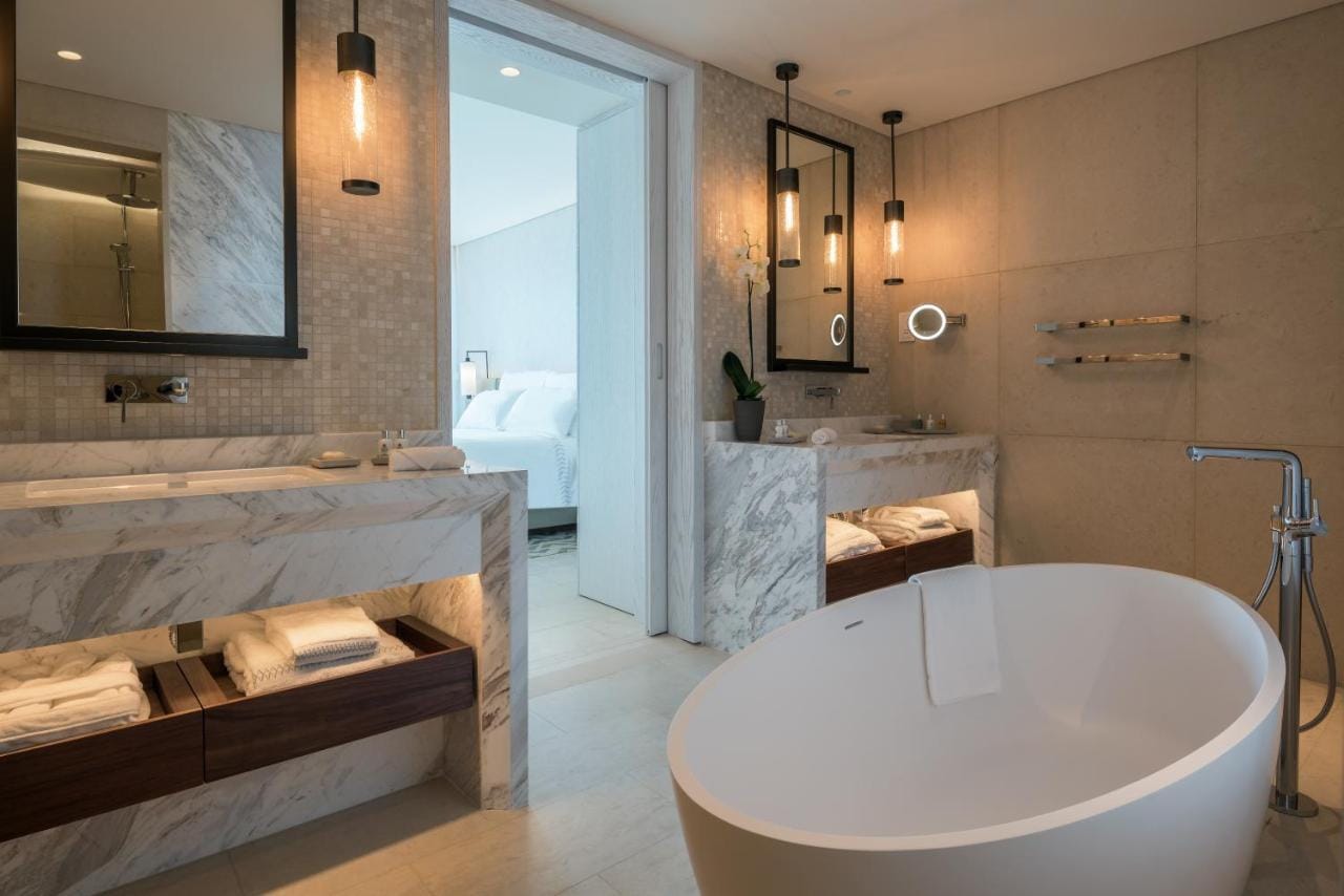 łazienka z wanną w beżowych kolorach, ciepłe wnętrze hotel amara