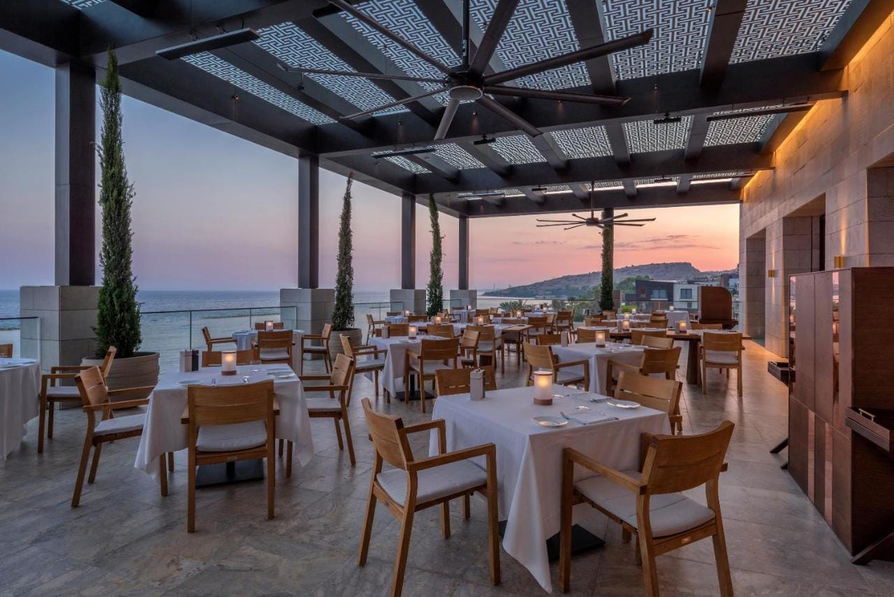 restauracja na zewnątrz, eleganckie wykończenie z widokiem na morze przy zachodzie słońca hotel AMARA