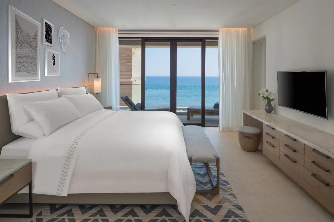 образец апартаментов Hotel AMARA с видом на море, в бежевых тонах