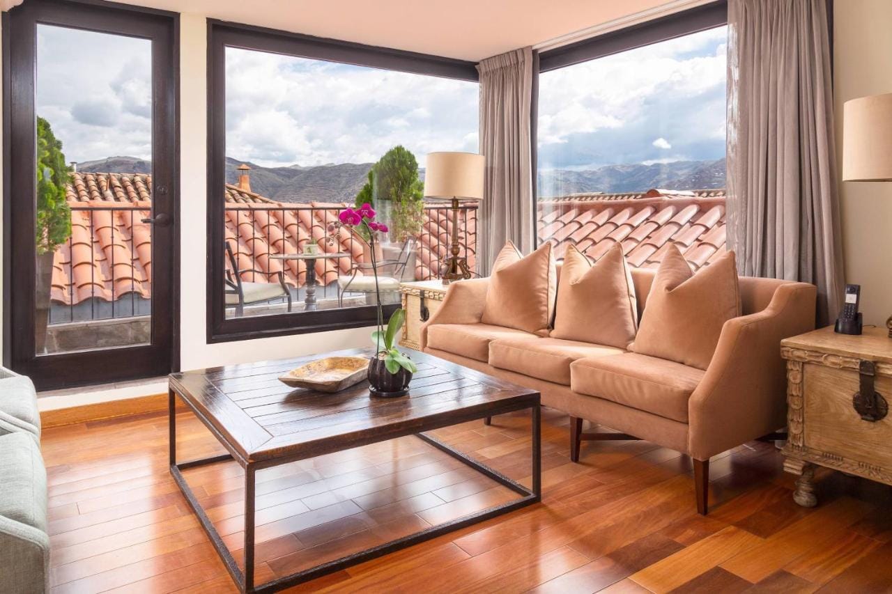 jw marriott el convento cusco salon w odcieniach beżu z widokiem na miasto CUSO