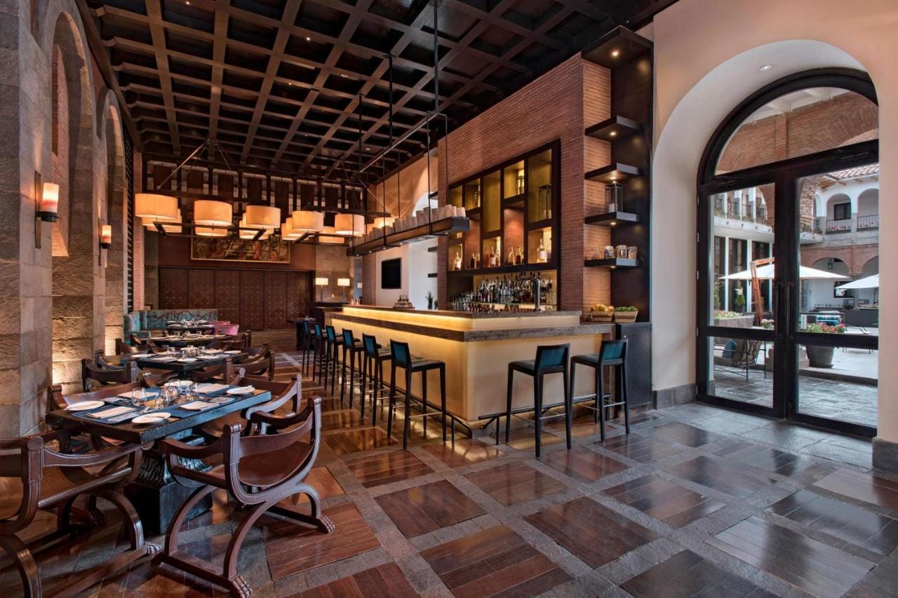 bar podświetlany w jw marriott el convento cusco