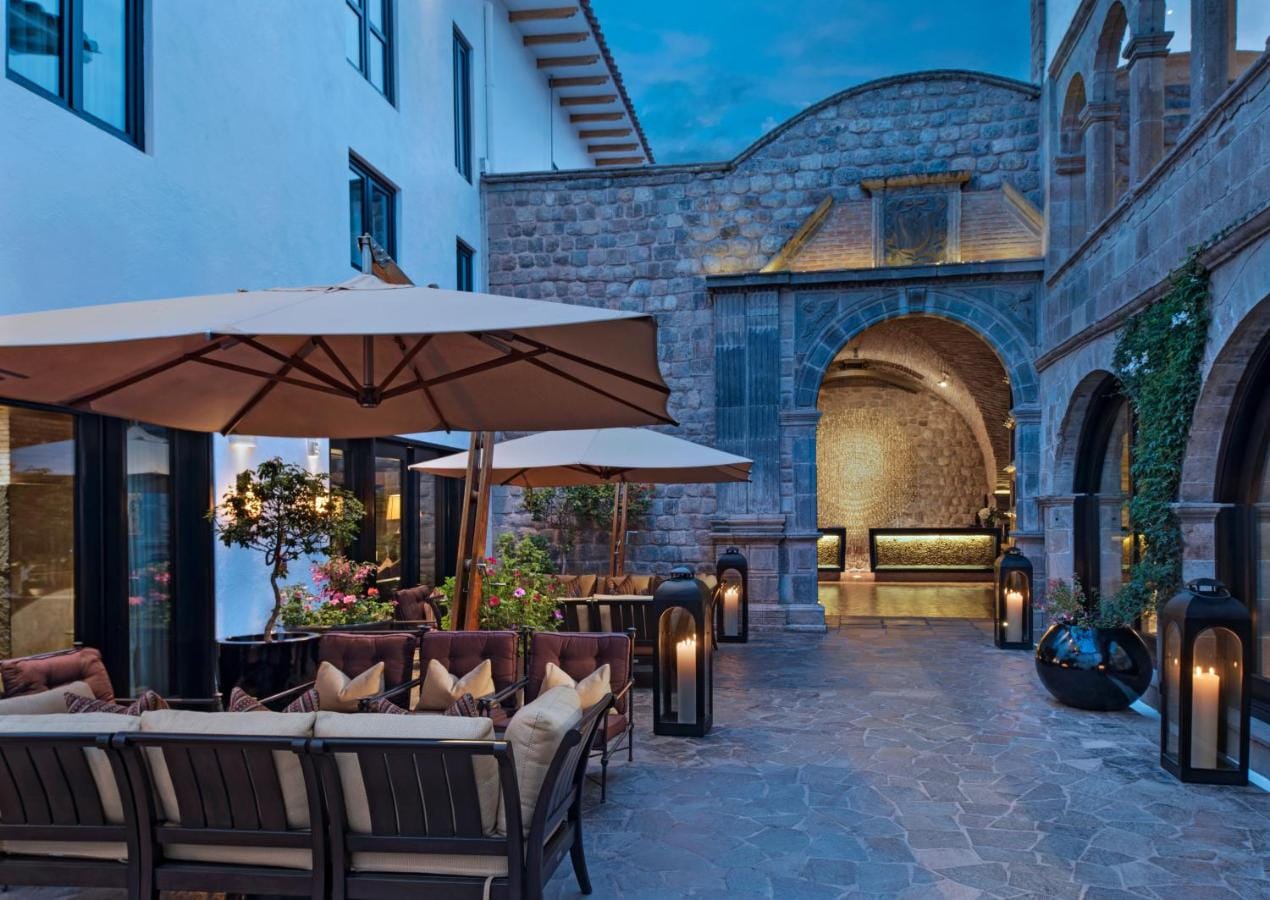 patio z parasolami i miejscem do odpoczynku w jw marriott el convento cusco