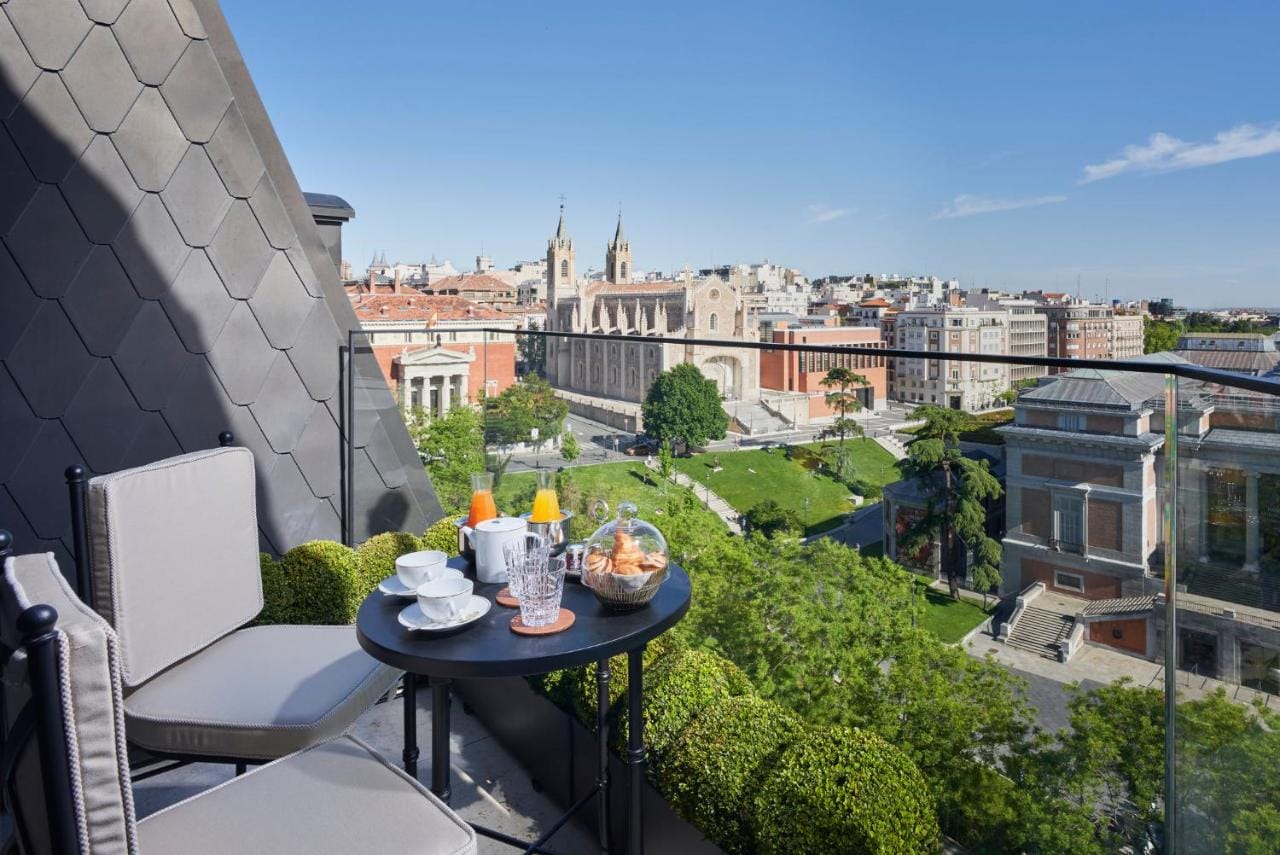 zdjęcie przedstawia widok na Madryt z balkonu mandarin oriental ritz,