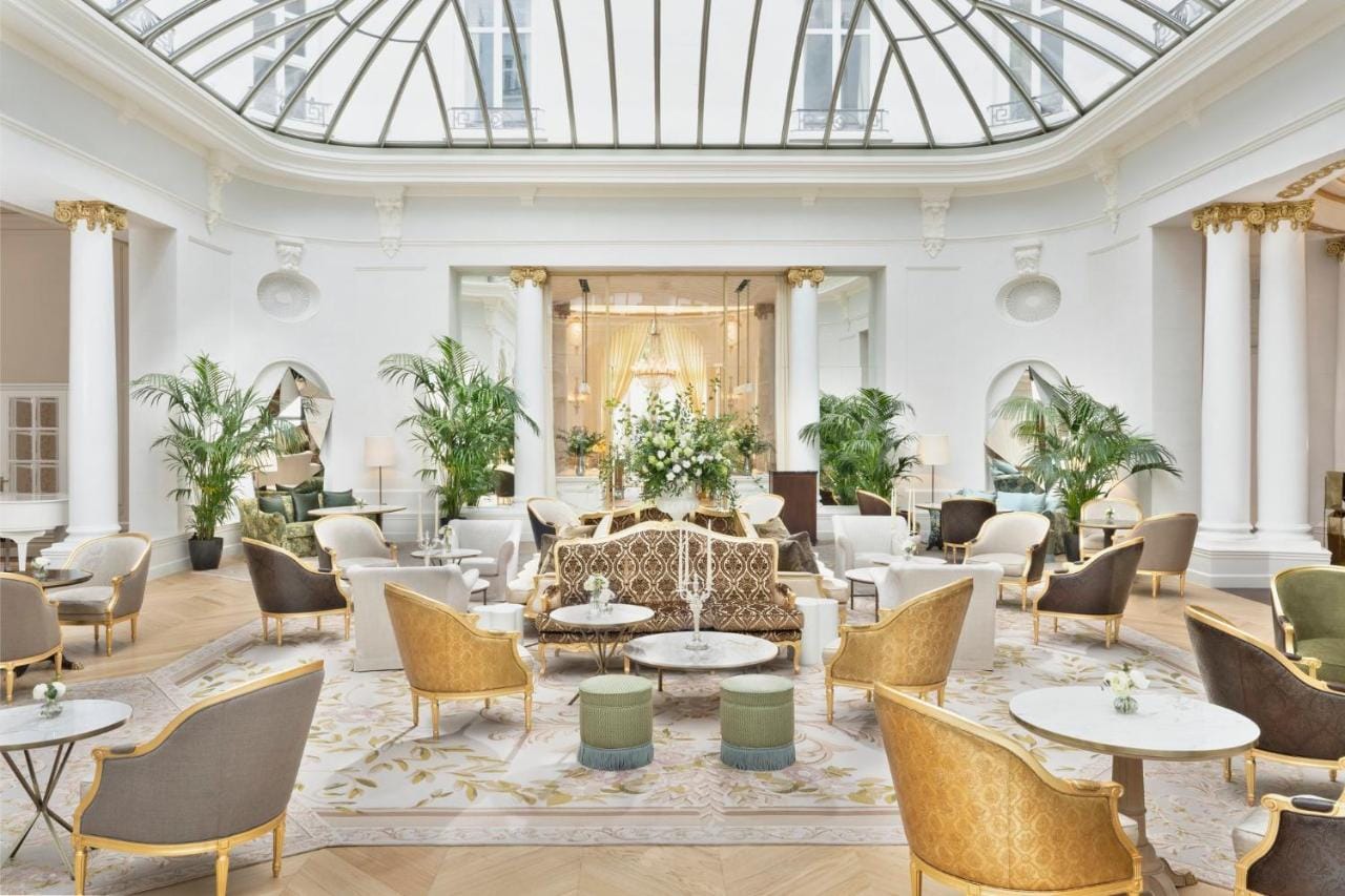 zdjęcie przestawia patio hotelu z możliwością odpoczynku na beżowych kanapach w Mandarin Oriental Ritz