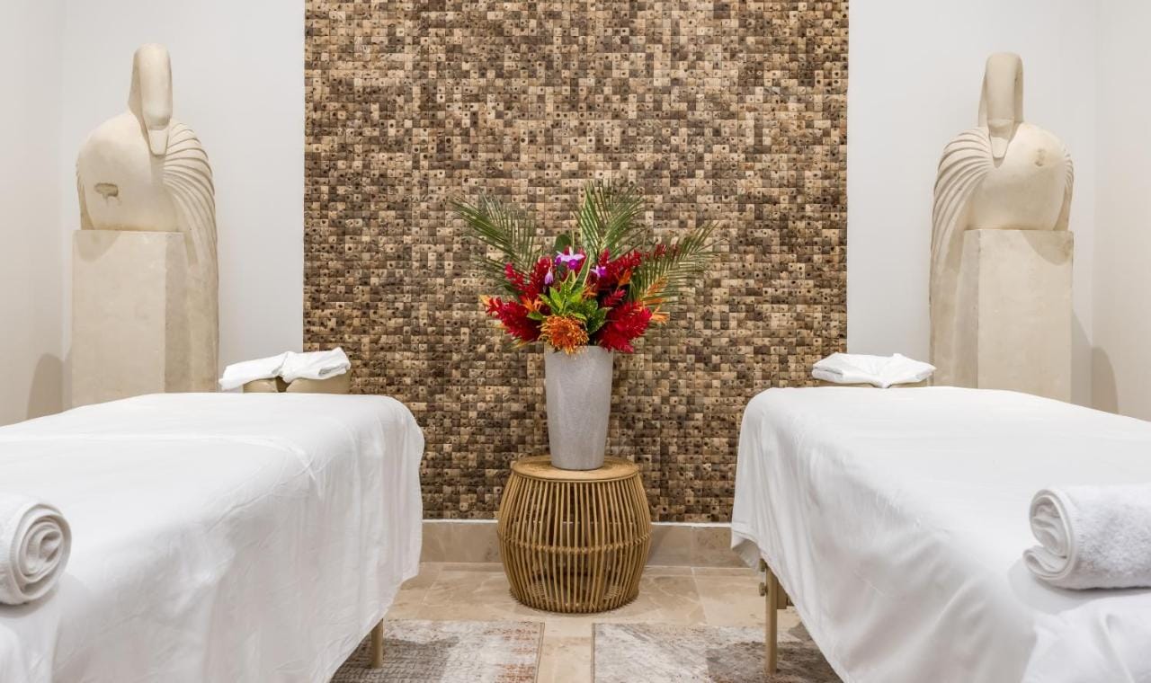 strefa spa dwa białe łóżka do masażu na tle beżowej ściany w nayara bocas del toro