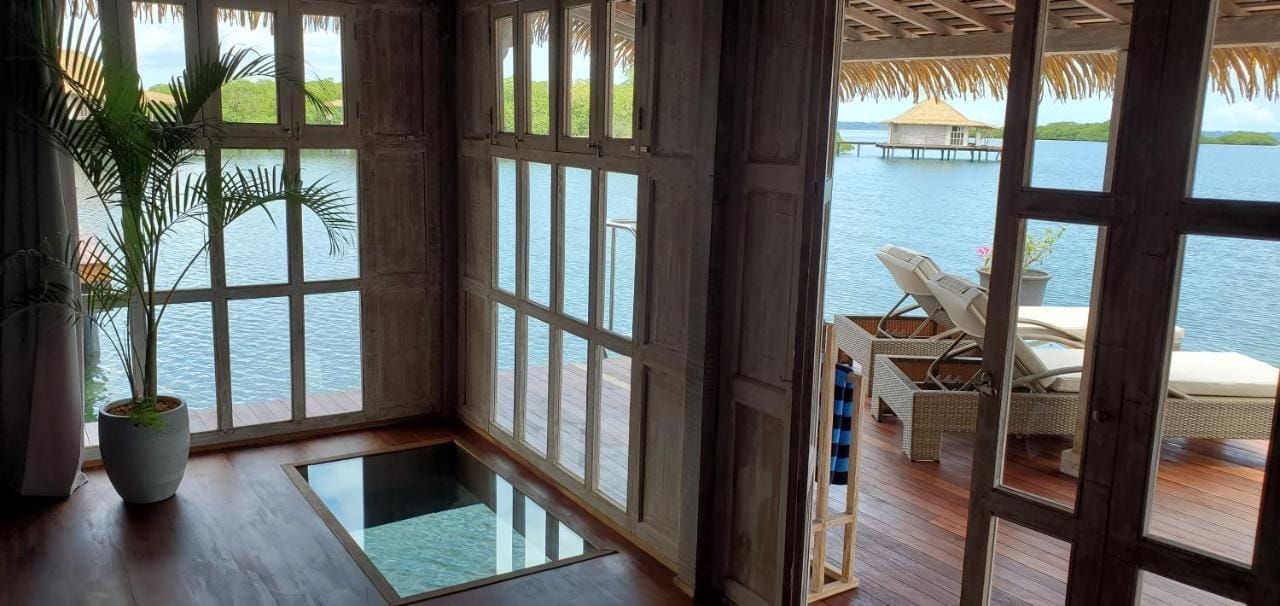 łazienka z jacuzzi z wiodkiem na taras w nayara bocas del toro