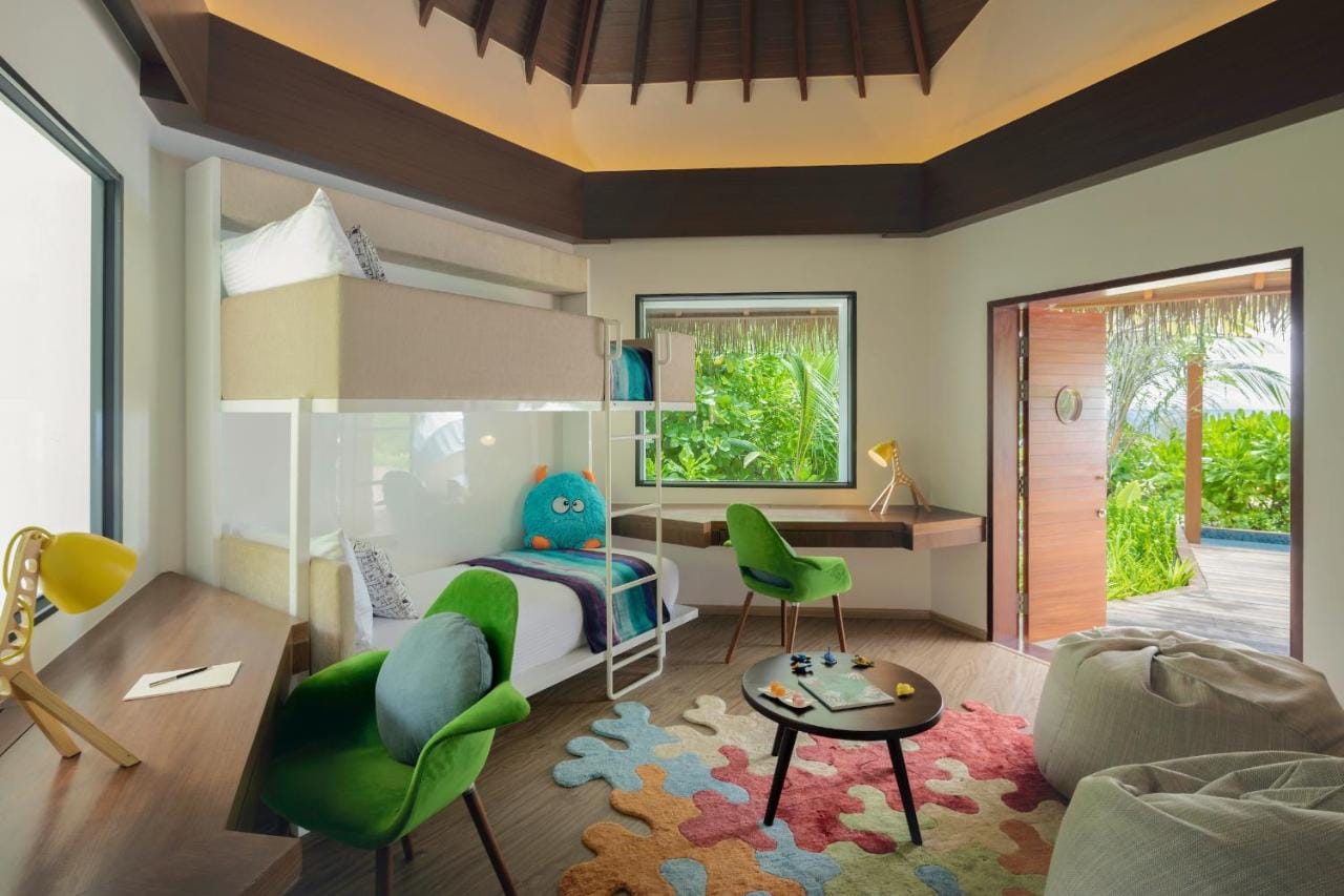 pullman maldives all inclusive resort - pokój dziecięcy z kolorowym dywanem