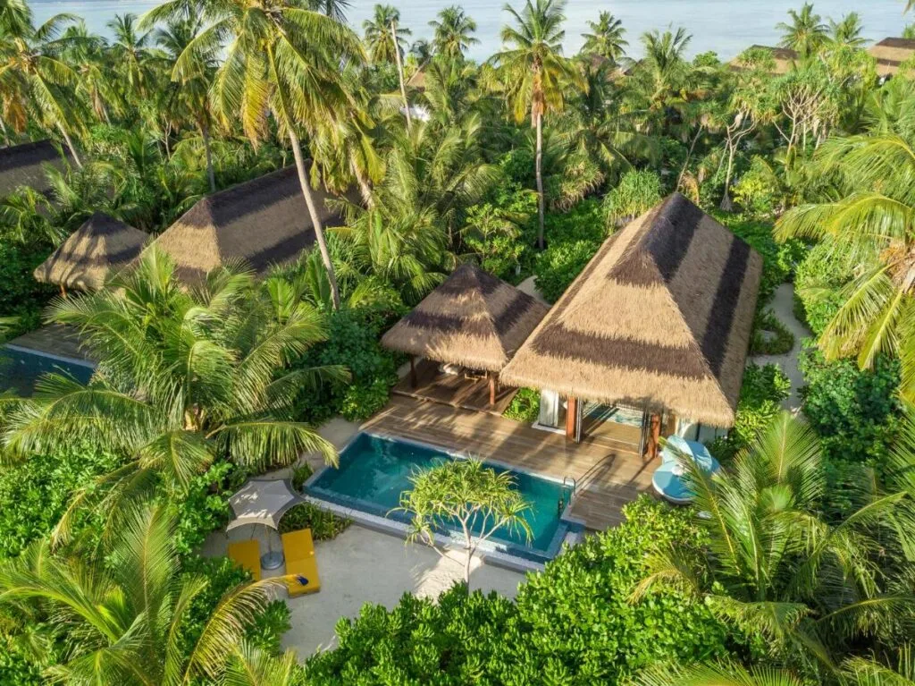 pullman maldives all inclusive resort przykładowa willa z lotu ptaka otoczona zielenią