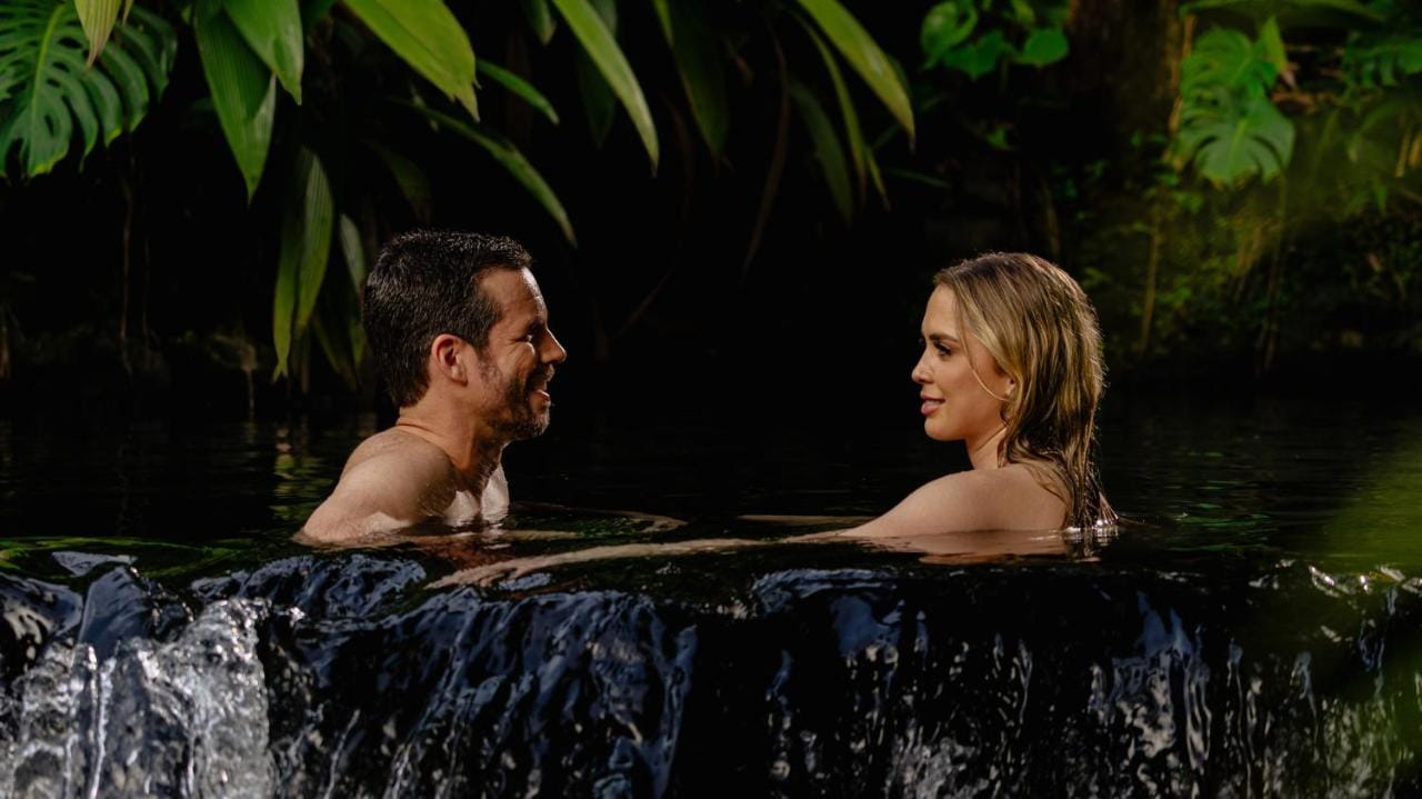 dwoje ludzi korzystający z termalnych źródeł w tabacón thermal resort & spa
