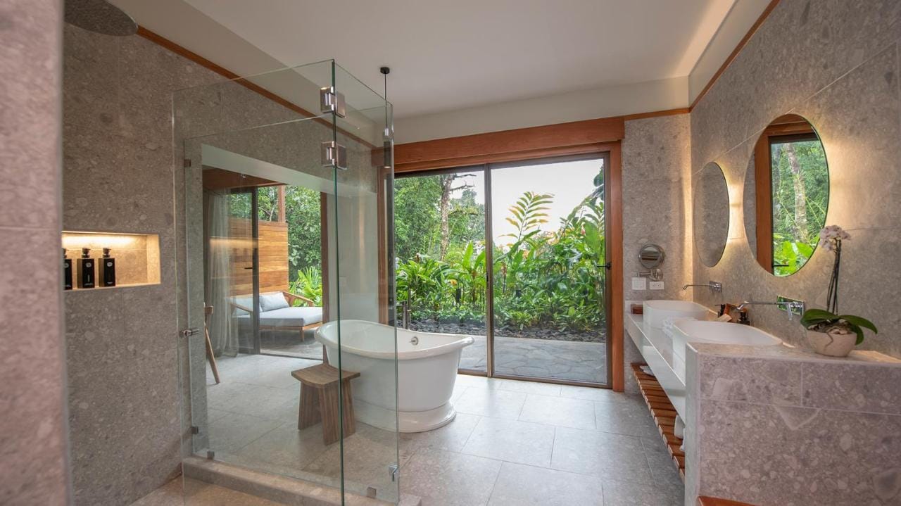 przykładowa łazienka z dużą wanną z wiodkiem na roślinność w tabacón thermal resort & spa