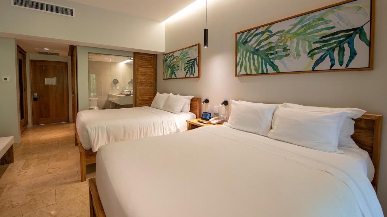 przykładowa sypialnia z dwoma dużymi łóżkami w tabacón thermal resort & spa