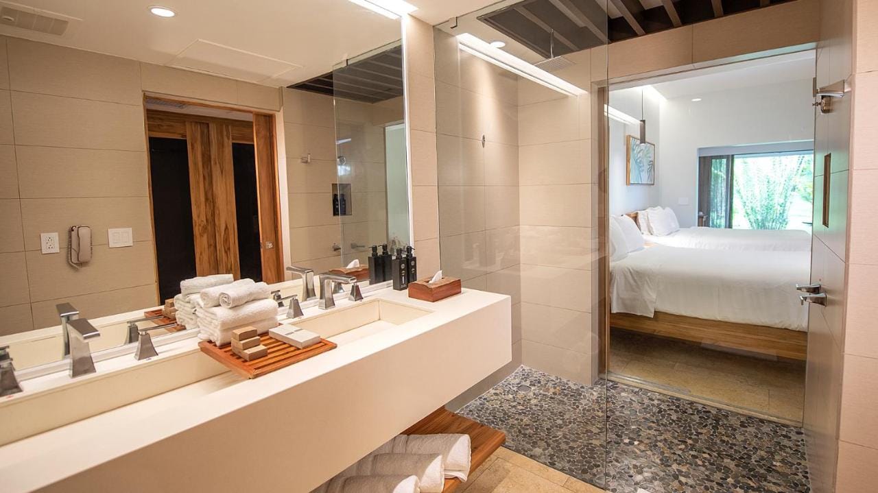 przykładowa łazienka w tabacón thermal resort & spa obok sypialni
