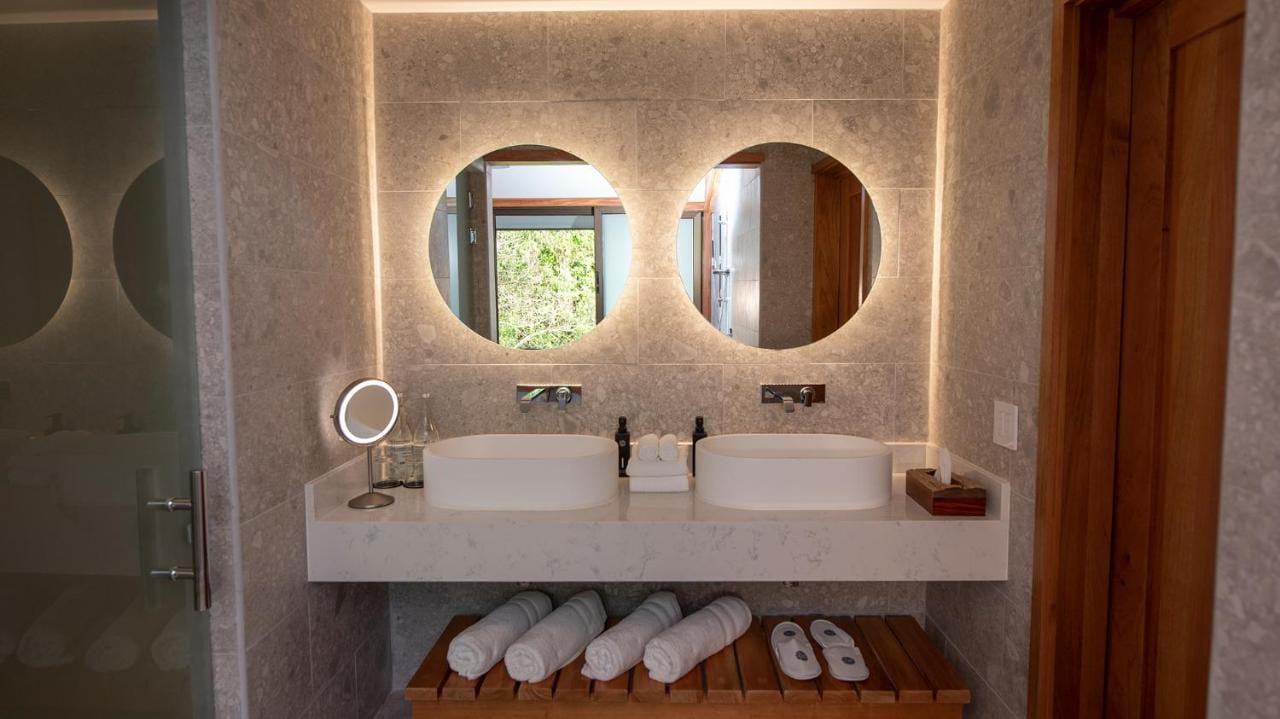 łazienka w tabacón thermal resort & spa podświetlane lustra, dwa zlewy
