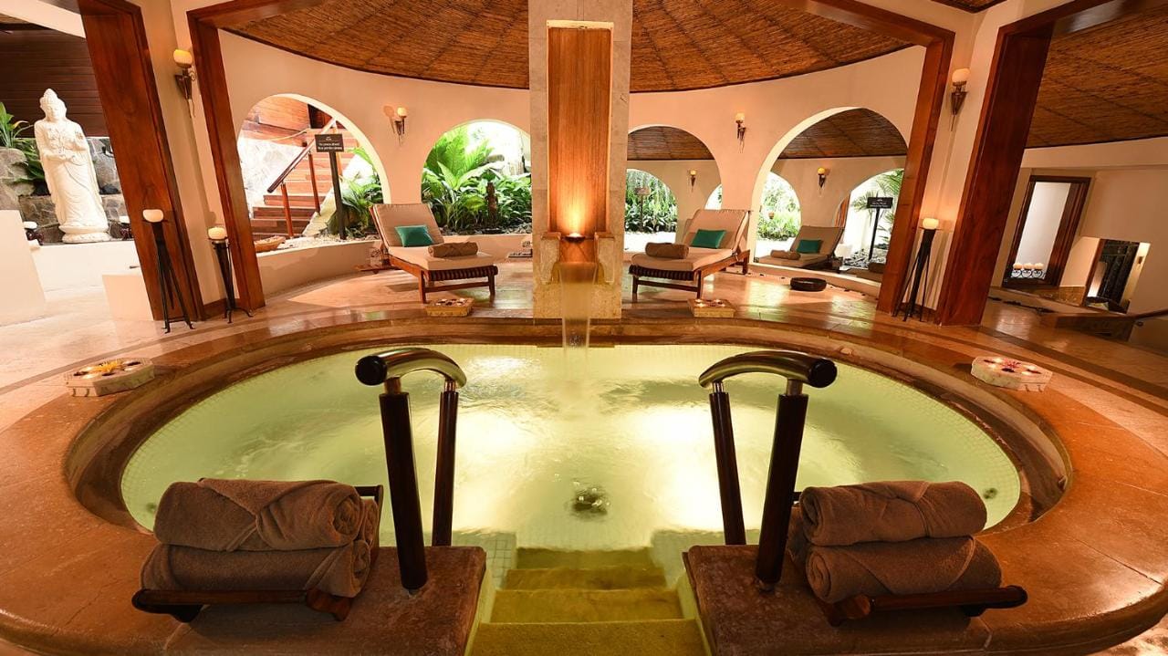 basen wewnętrzny i jacuzzi w tabacón thermal resort & spa