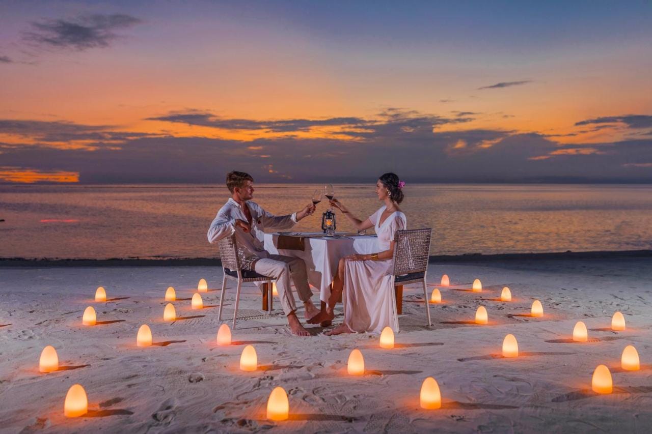 Para ludzi kobieta i mężczyzna relaksujący się o zachodzie słońca na plaży, romantyczna kolacja przy świecach. varu by atmosphere premium all inclusive with free transfers6