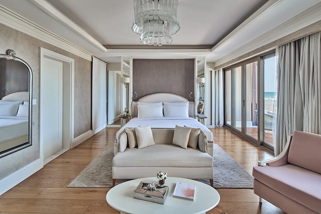 club prive by rixos saadiyat island sypialnia z king bed