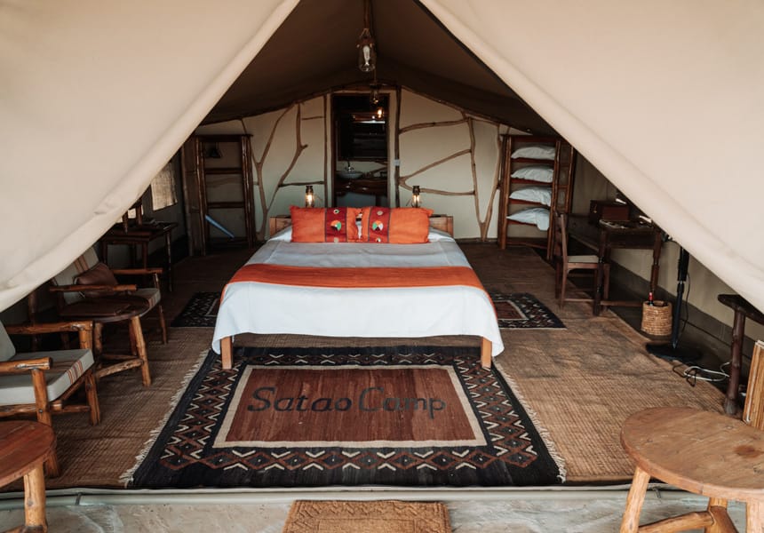 obóz satao camp – wschodni park tsavo przykładowa sypialnia pod namiotem duże dwuosobowe łóżko urządzone na styl safari