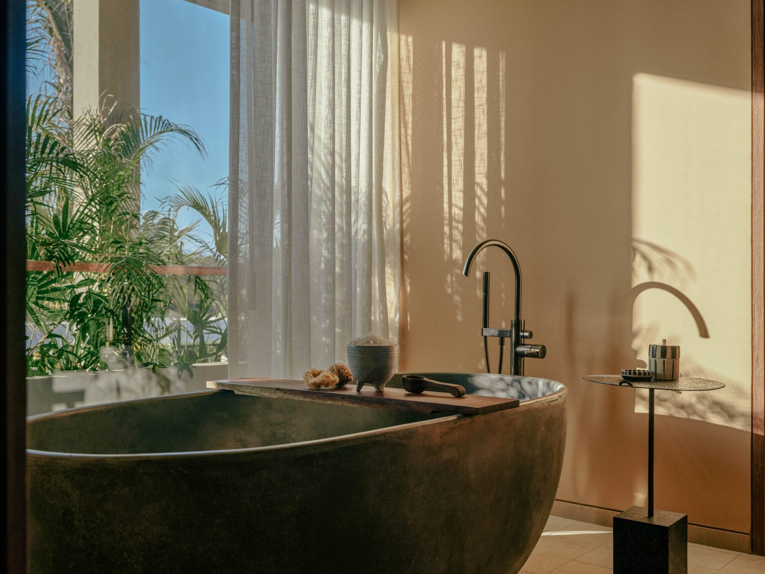 rwmdr faciliaites suite beachfront studio suite bathtub