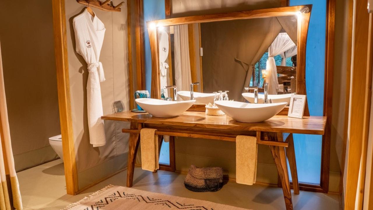 soroi luxury migration camp łazienka