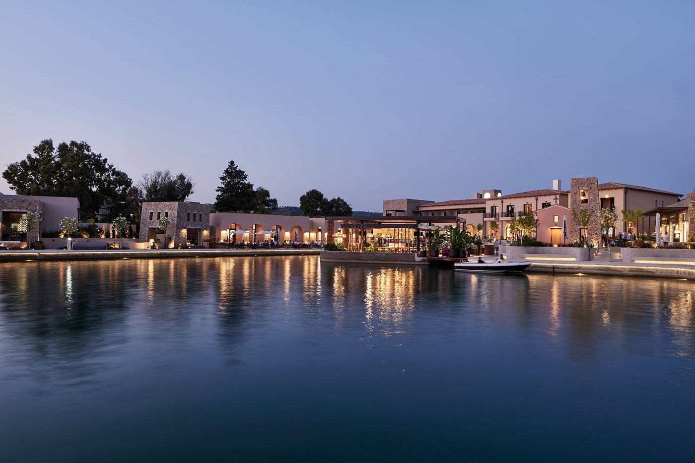 w costa navarino agora wieczorową porą