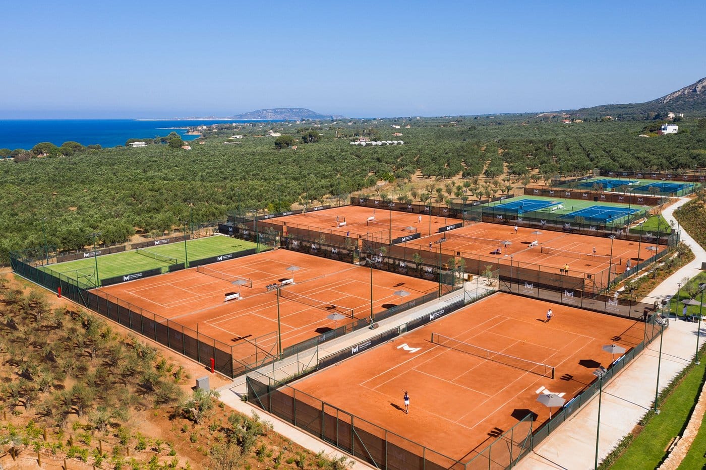 w costa navarino korty tenisowe