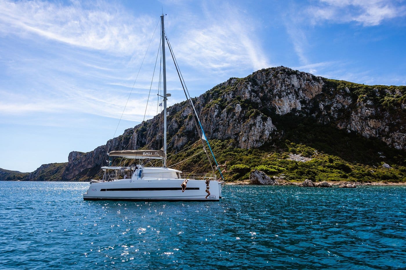 w costa navarino łódź na morzu