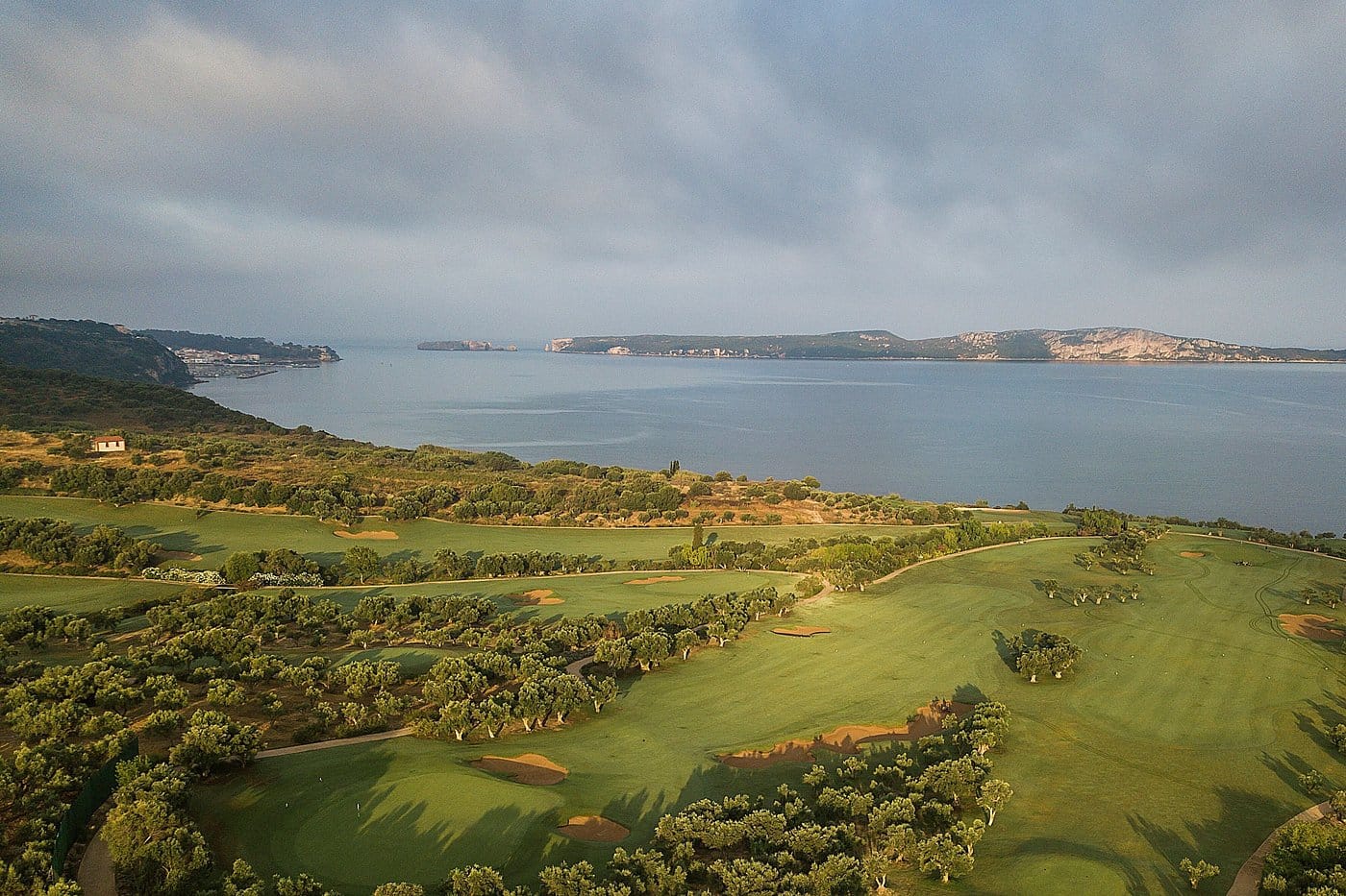 w costa navarino pole golfowe z widokiem na morze