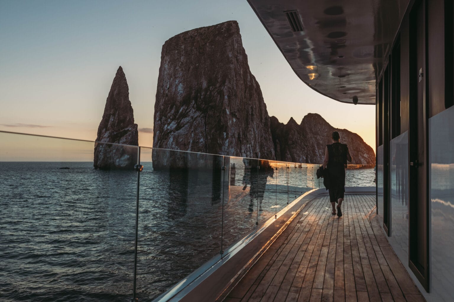 hallway panoramic deck hermes mega catamaran (c)