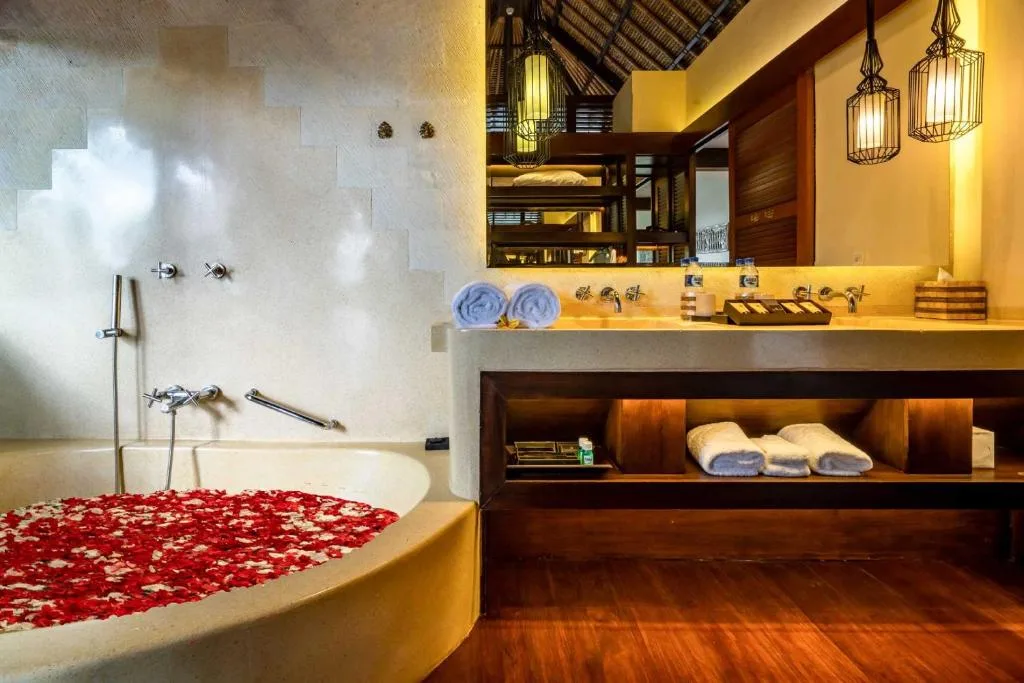 płatki róż w wannie