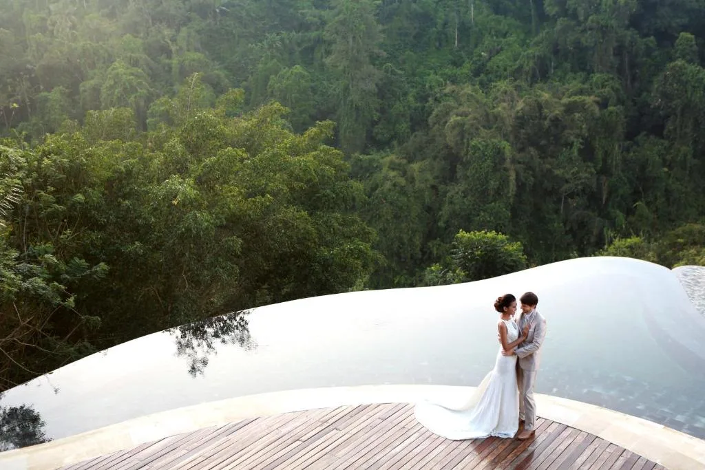 Para młoda biorąca ślub w ośrodku Hanging Gardens of Bali