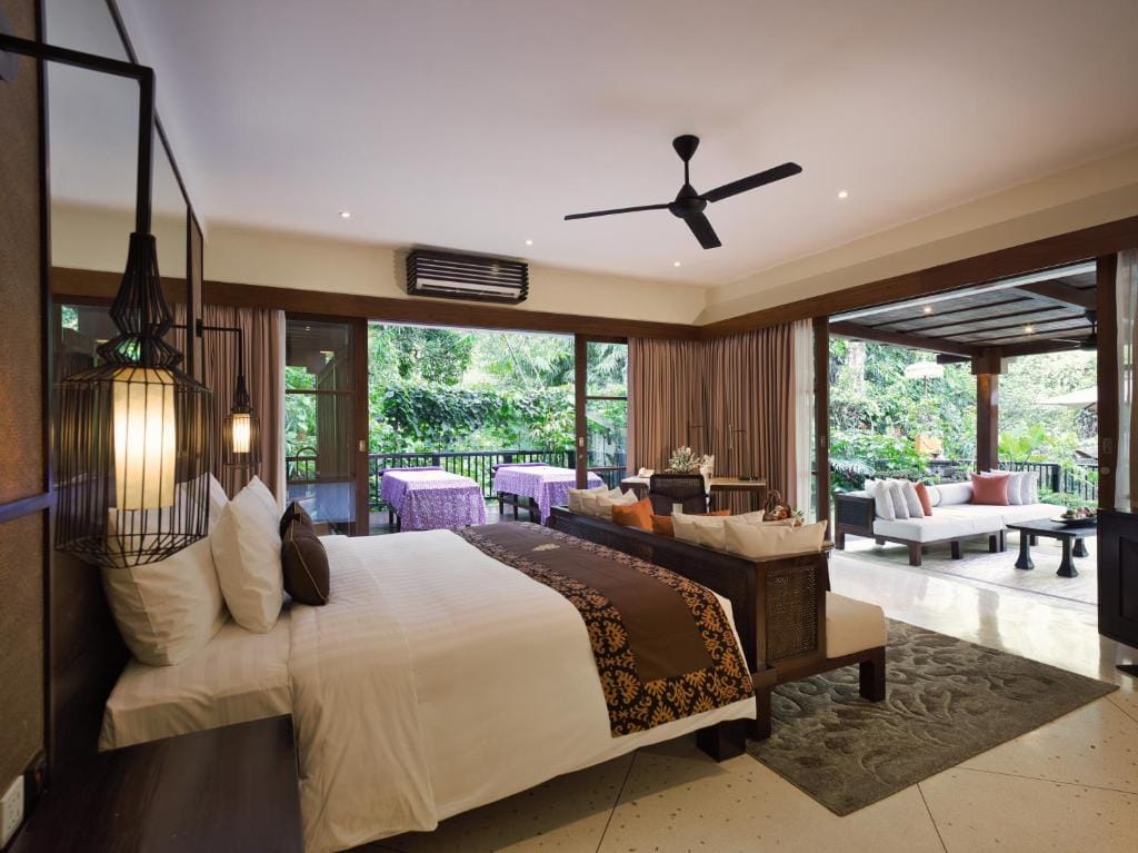 łóżko z baldachimem, sypialnia w kolorach ciemnego drewna z widokiem na las tropikalny hanging gardens