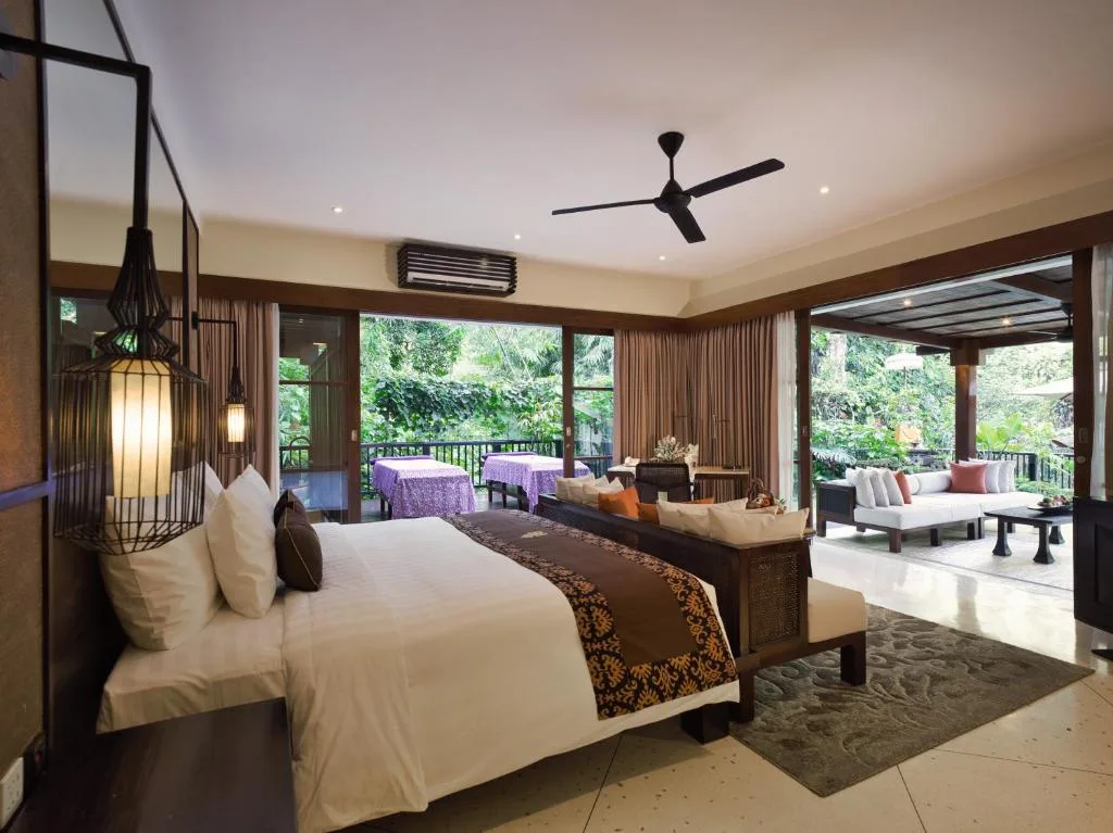 łóżko z baldachimem, sypialnia w kolorach ciemnego drewna z widokiem na las tropikalny hanging gardens