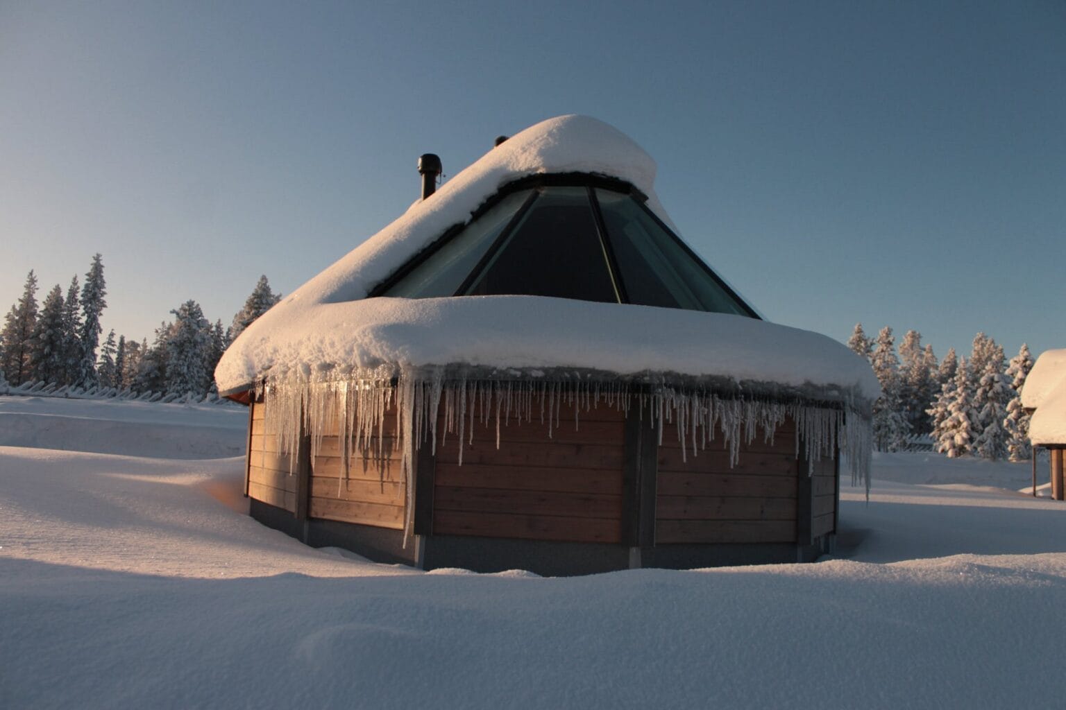 reindeer manor northern lights huts 1